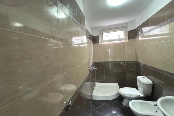 Shtepi me qera Apartament ne Tirane, 2+1, Mobilimi Bosh, pa mobiluar, Pagesa 500  Euro.