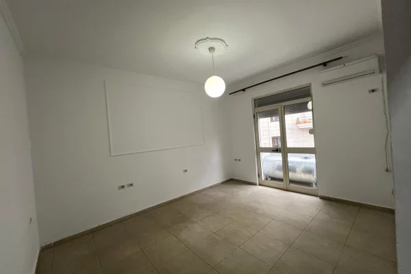 Shtepi me qera Apartament ne Tirane, 2+1, Mobilimi Bosh, pa mobiluar, Pagesa 500  Euro.