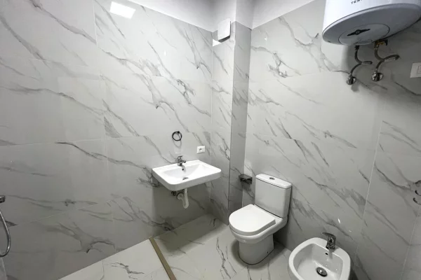 Shtepi me qera Apartament ne Tirane, 1+1, Mobilimi Bosh, pa mobiluar, Pagesa 400  Euro.