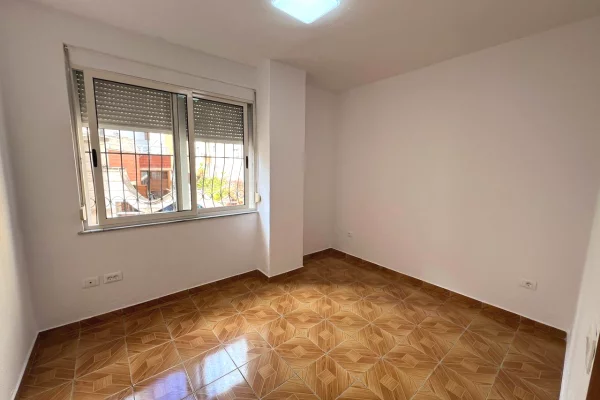 Shtepi me qera Apartament ne Tirane, 1+1, Mobilimi Bosh, pa mobiluar, Pagesa 400  Euro.