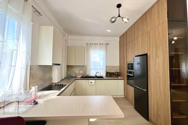 Shtepi me qera Vila Luksoze ne Tirane, 4+1, Mobilimi E mobiluar, Pagesa 2,500  Euro.