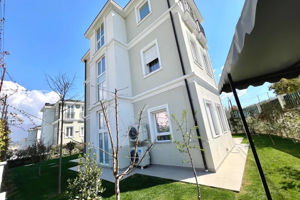 Shtepi me qera Vila Luksoze ne Tirane, 4+1, Mobilimi E mobiluar, Pagesa 2,500  Euro.