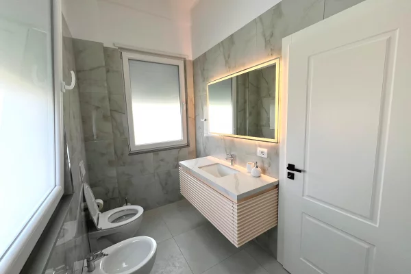 Shtepi me qera Vila Luksoze ne Tirane, 4+1, Mobilimi E mobiluar, Pagesa 2,500  Euro.