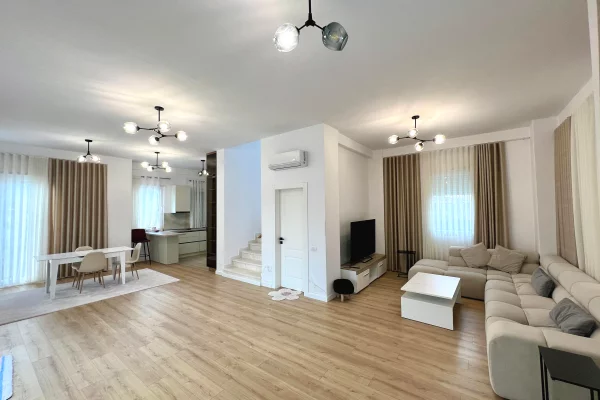 Shtepi me qera Vila Luksoze ne Tirane, 4+1, Mobilimi E mobiluar, Pagesa 2,500  Euro.