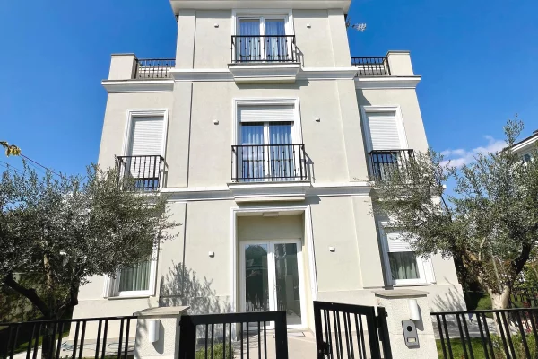 Shtepi me qera Vila Luksoze ne Tirane, 4+1, Mobilimi E mobiluar, Pagesa 2,500  Euro.