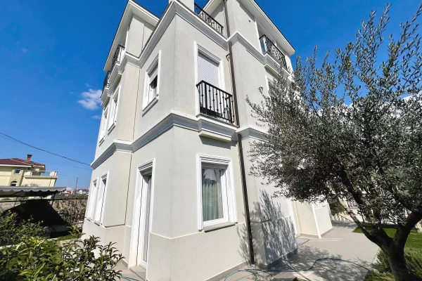 Shtepi me qera Vila Luksoze ne Tirane, 4+1, Mobilimi E mobiluar, Pagesa 2,500  Euro.