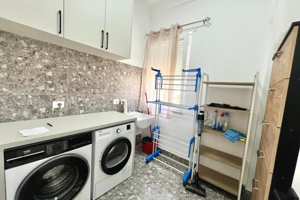 Shtepi me qera Vila Luksoze ne Tirane, 4+1, Mobilimi E mobiluar, Pagesa 2,500  Euro.