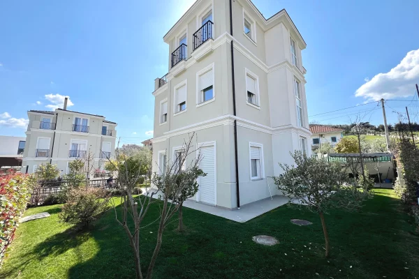 Shtepi me qera Vila Luksoze ne Tirane, 4+1, Mobilimi E mobiluar, Pagesa 2,500  Euro.