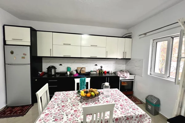 Shtepi ne shitje Shtepi Private ne Korce, 3+1, Mobilimi E mobiluar, Pagesa 120,000  Euro.