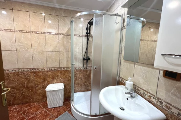 Shtepi me qera Apartament ne Tirane, 2+1, Mobilimi E mobiluar, Pagesa 800  Euro.