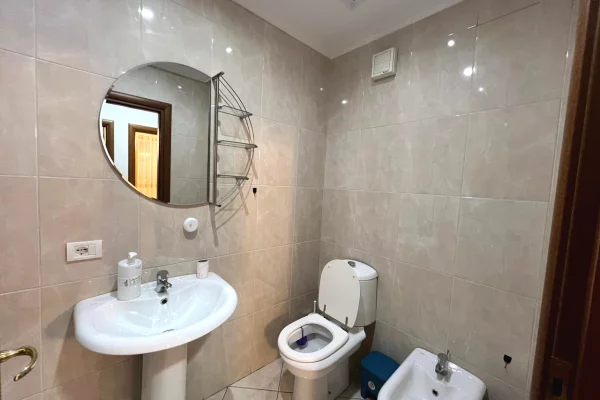 Shtepi me qera Apartament ne Tirane, 2+1, Mobilimi E mobiluar, Pagesa 800  Euro.