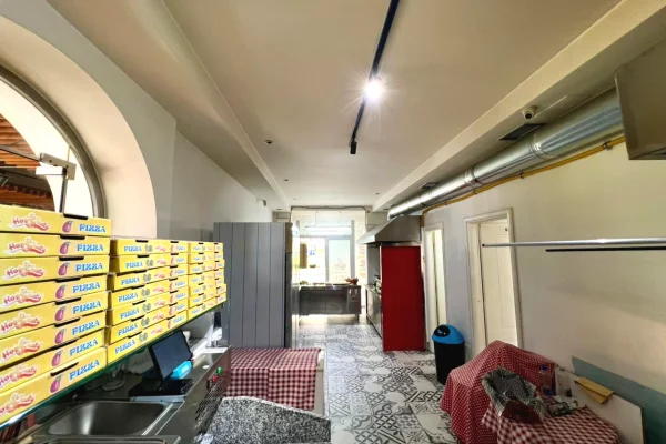 🍕🔥 Shitet Biznes – Pizzeri & Fast Food (Bulevardi “Bajram Curri”), Tirane