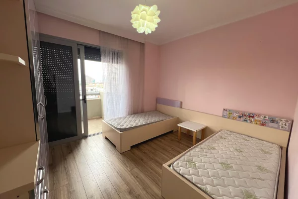 Shtepi ne shitje Apartament ne Tirane, 3+1, Mobilimi E mobiluar, Pagesa 355,000  Euro.
