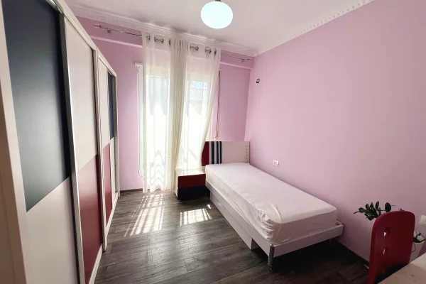 Shtepi ne shitje Apartament ne Tirane, 2+1, Mobilimi E mobiluar, Pagesa 258,000  Euro.