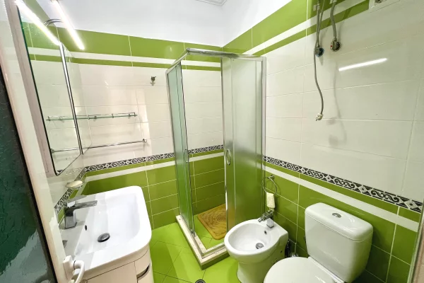 Shtepi ne shitje Apartament ne Tirane, 2+1, Mobilimi E mobiluar, Pagesa 258,000  Euro.