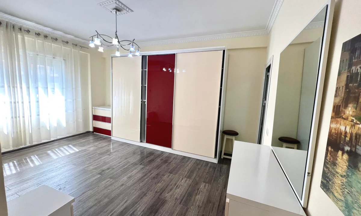 Shtepi ne shitje Apartament ne Tirane, 2+1, Mobilimi E mobiluar, Pagesa 258,000  Euro.