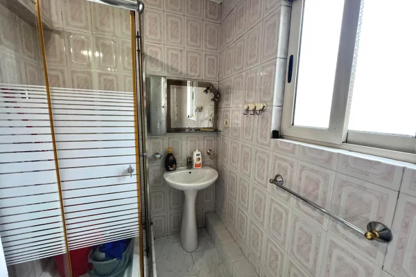 Shtepi me qera Apartament ne Tirane, 2+1, Mobilimi E mobiluar, Pagesa 700  Euro.