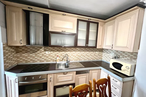 Shtepi me qera Apartament ne Tirane, 2+1, Mobilimi E mobiluar, Pagesa 700  Euro.