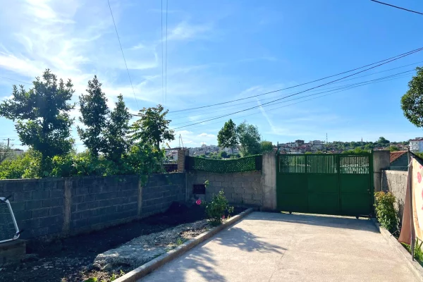 Shtepi me qera Shtepi Private ne Tirane, 2+1, Mobilimi E mobiluar, Pagesa 350  Euro.