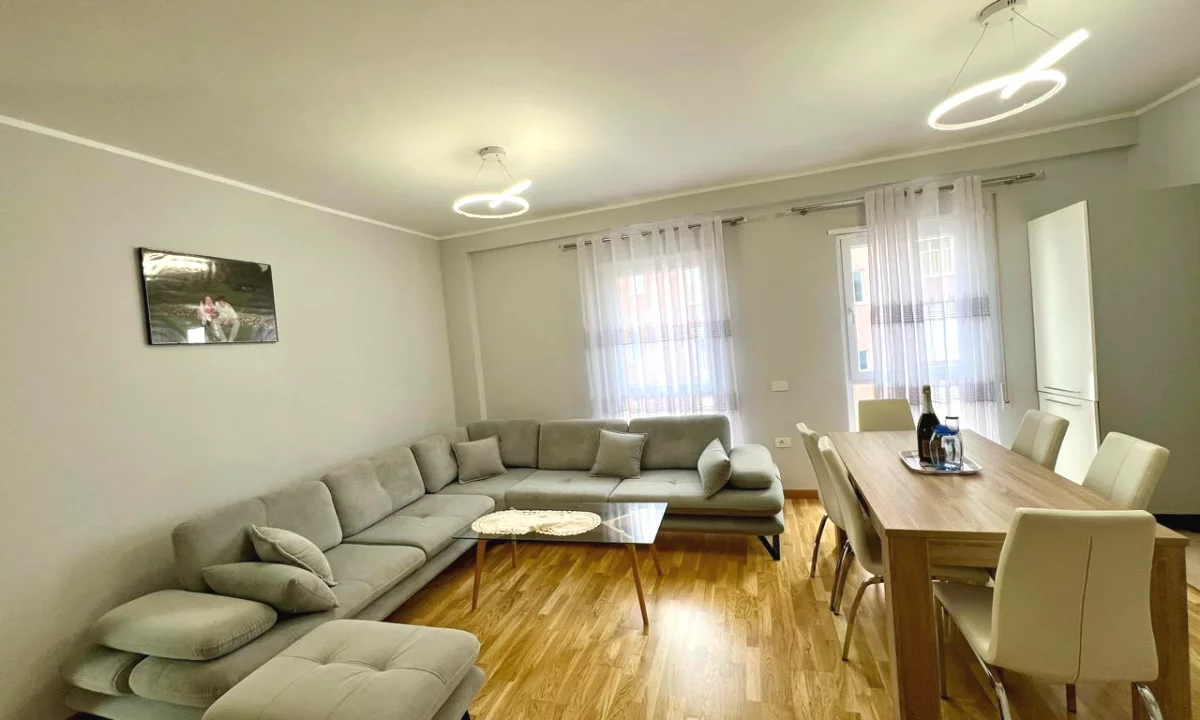 Shtepi ne shitje Apartament ne Tirane, 3+1, Mobilimi Pjeserisht e mobiluar, Pagesa 246,000  Euro.