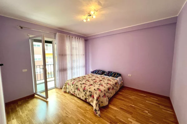 Shtepi ne shitje Apartament ne Tirane, 3+1, Mobilimi Pjeserisht e mobiluar, Pagesa 246,000  Euro.