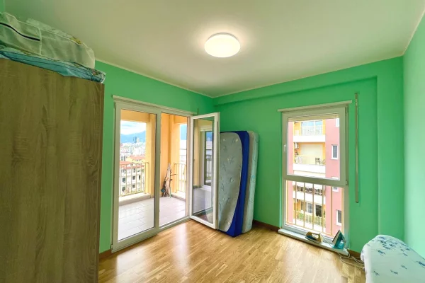 Shtepi ne shitje Apartament ne Tirane, 3+1, Mobilimi Pjeserisht e mobiluar, Pagesa 246,000  Euro.