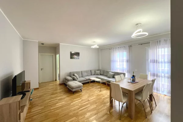 Shtepi ne shitje Apartament ne Tirane, 3+1, Mobilimi Pjeserisht e mobiluar, Pagesa 246,000  Euro.