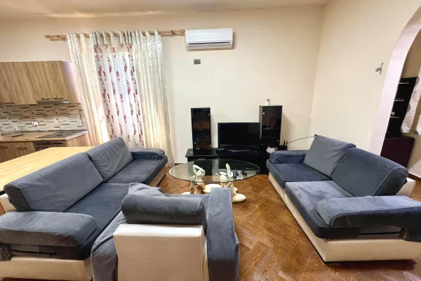 Shtepi me qera Shtepi Private ne Tirane, 2+1, Mobilimi E mobiluar, Pagesa 400  Euro.