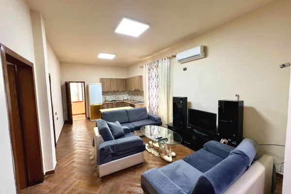 Shtepi me qera Shtepi Private ne Tirane, 2+1, Mobilimi E mobiluar, Pagesa 400  Euro.