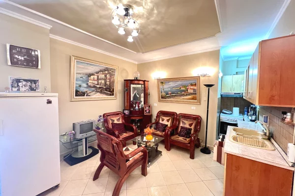 Shitet Apartament 2+1 + ballkon , " Golem ", Durrës.