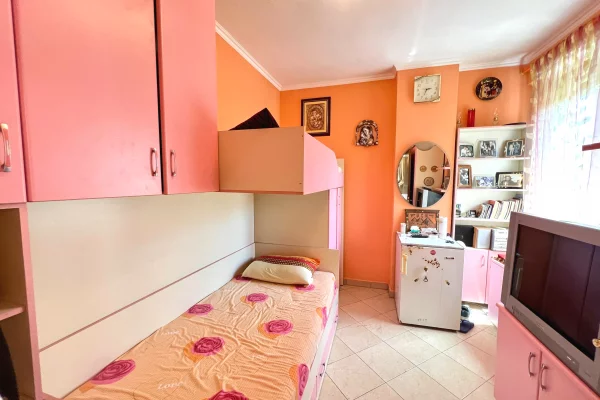 Shtepi ne shitje Apartament ne Durres, 2+1, Mobilimi E mobiluar, Pagesa 110,000  Euro.