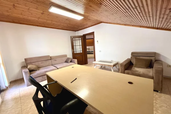 Shtepi me qera Papafingo(kati i catise) ne Tirane, 3+1, Mobilimi Pjeserisht e mobiluar, Pagesa 600  Euro.