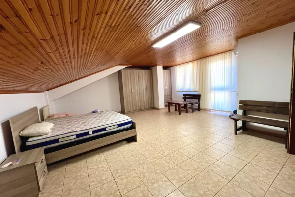 Shtepi me qera Papafingo(kati i catise) ne Tirane, 3+1, Mobilimi Pjeserisht e mobiluar, Pagesa 600  Euro.