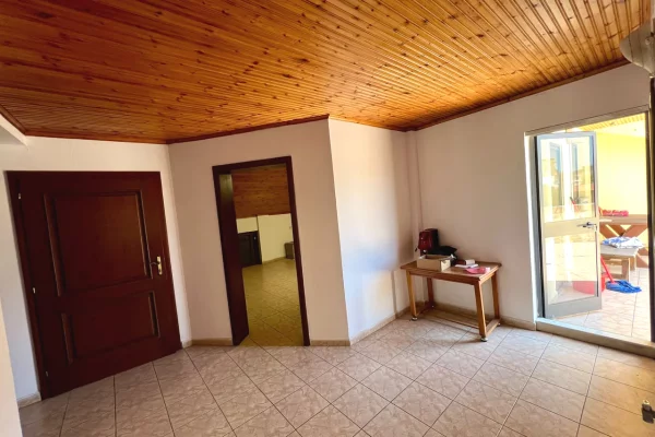 Shtepi me qera Papafingo(kati i catise) ne Tirane, 3+1, Mobilimi Pjeserisht e mobiluar, Pagesa 600  Euro.