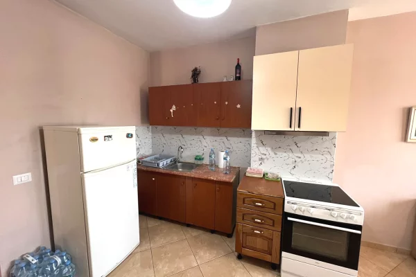 Shtepi ne shitje Apartament ne Tirane, 1+1, Mobilimi Pjeserisht e mobiluar, Pagesa 160,000  Euro.