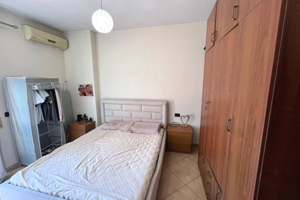 Shtepi ne shitje Apartament ne Tirane, 1+1, Mobilimi Pjeserisht e mobiluar, Pagesa 160,000  Euro.