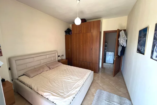 Shtepi ne shitje Apartament ne Tirane, 1+1, Mobilimi Pjeserisht e mobiluar, Pagesa 160,000  Euro.