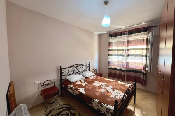 Apartament 1+1 me Verandë të Madhe pranë Pazarit të Ri