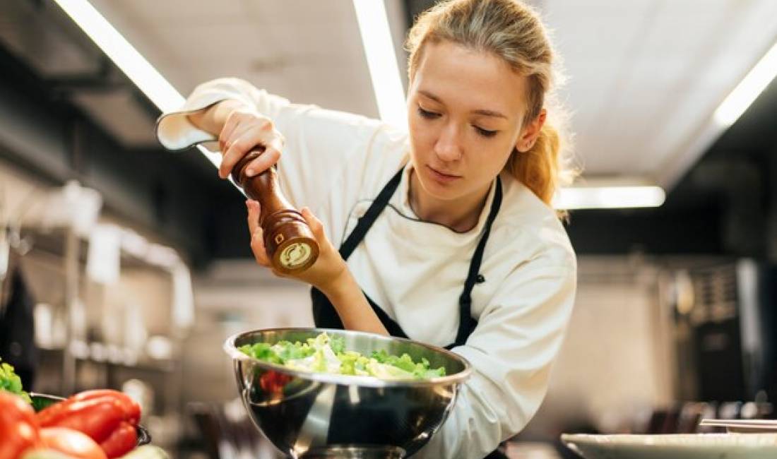 Job Offers in Tirana, Profession Ndihmese Kuzhiniere , Beginner/Little experience, Payment 65,000  Leke.