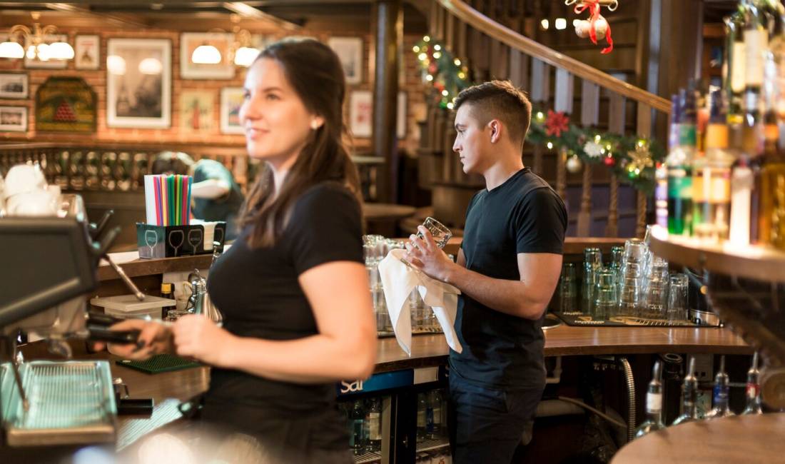 Njoftime Pune ne Tirane, Profesioni Kamarier/e dhe Banakiere   , Fillestar/Pak eksperience, Pagesa 45,000  Leke.