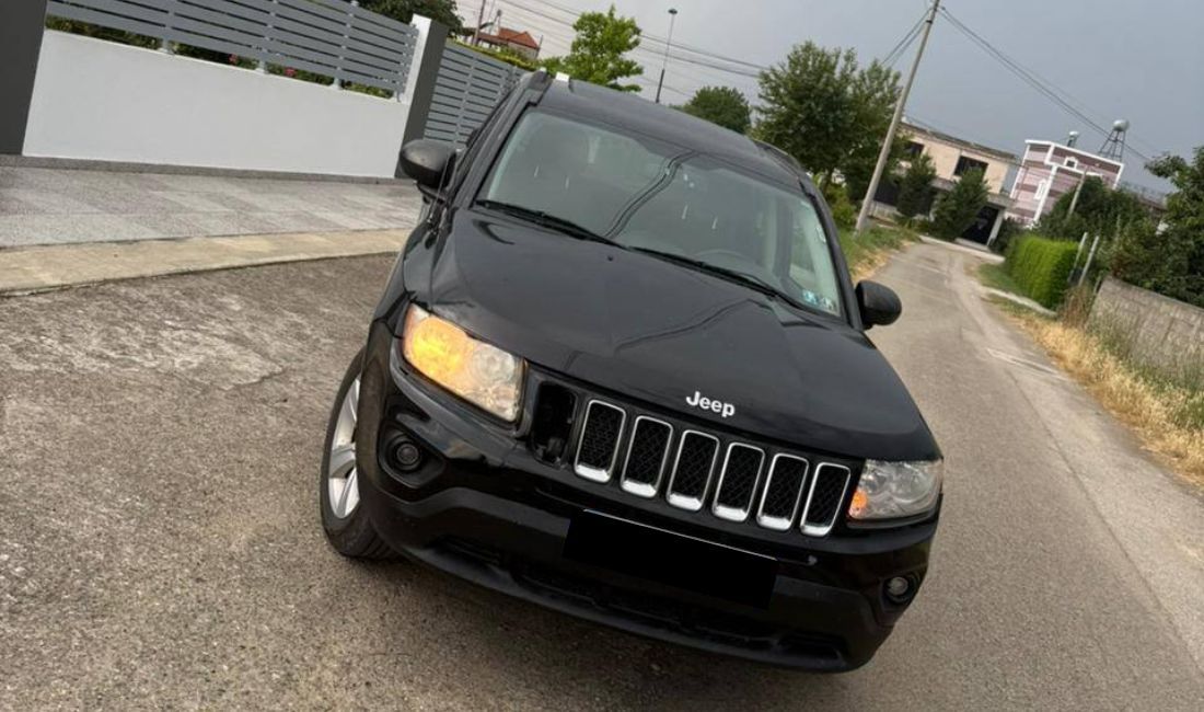 Makina ne shitje ne Tirane, Jeep, 2011 gasoline-gas,Kambio Automatik Pagesa 6,000  Euro.