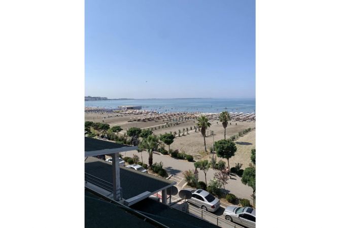 APARTAMENT NË SHITJE — VIJË E PARË ME PAMJE NGA DETI