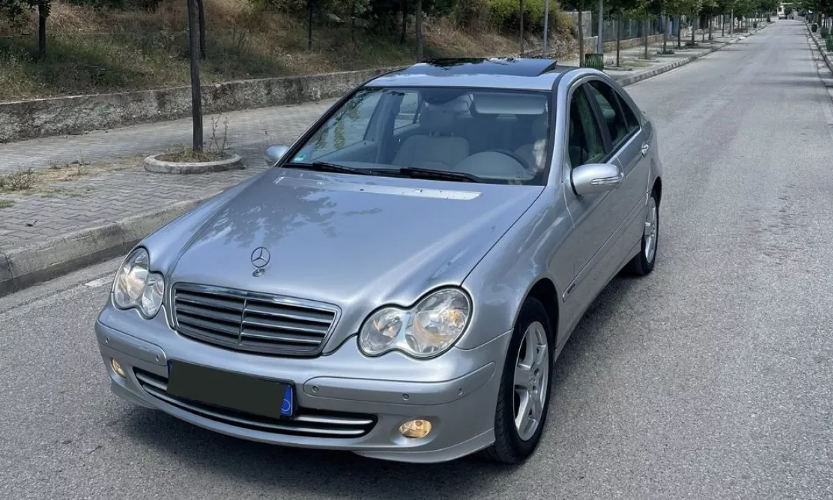 Auto in Vendita a Fier, Mercedes-Benz, 2006 gasoline-gas,Kambio Automatik Pagamento 5,200  Euro.
