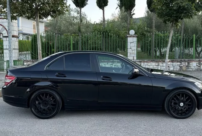 Auto in Vendita a Tirana - 670,000 Leke