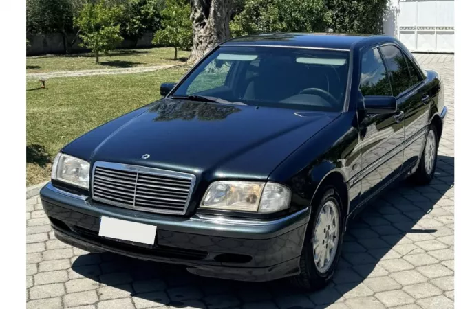 Auto in Vendita a Tirana - 3,200 Euro