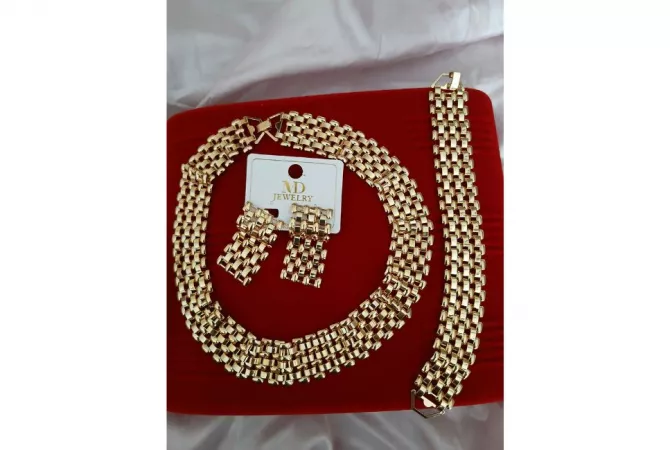 Veshje dhe Aksesor per te Rritur ne Tirane - 40 Euro