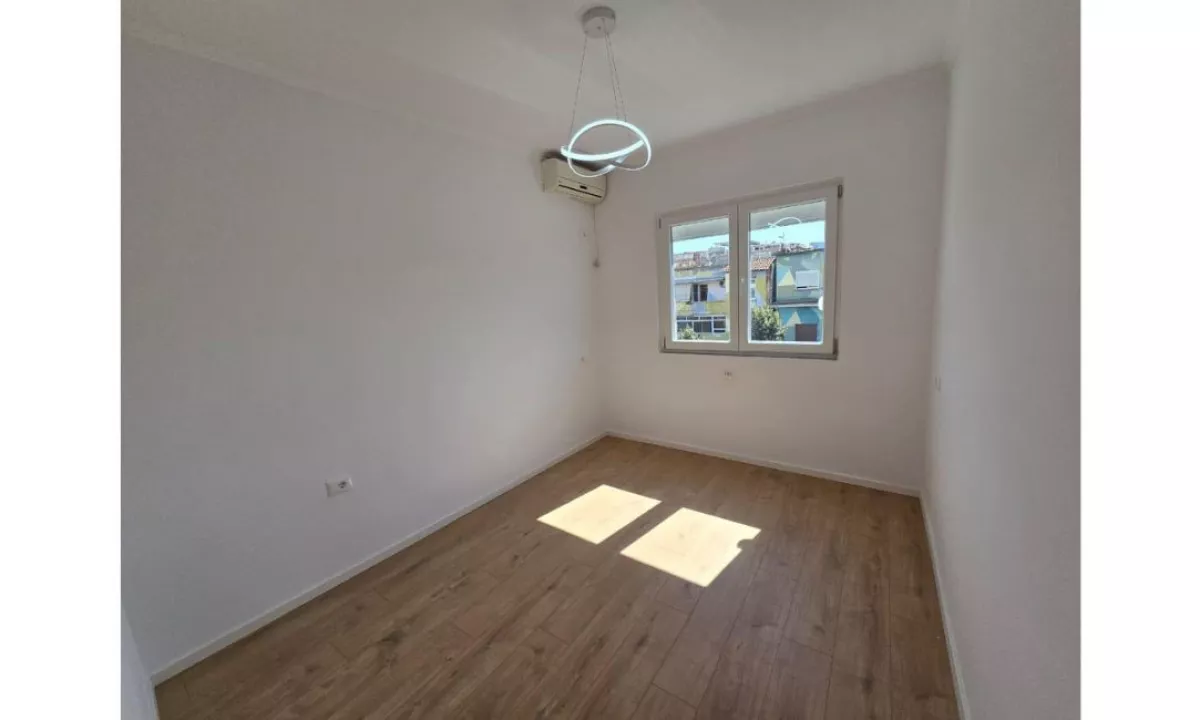Shtepi ne shitje Apartament ne Tirane, 2+1, Mobilimi Bosh, pa mobiluar, Pagesa 145,000  Euro.