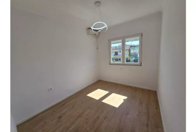 Shitet Apartament 2+1 në Rrugën Bardhyl