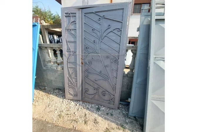 Different articles a Durazzo - 16,000 Euro