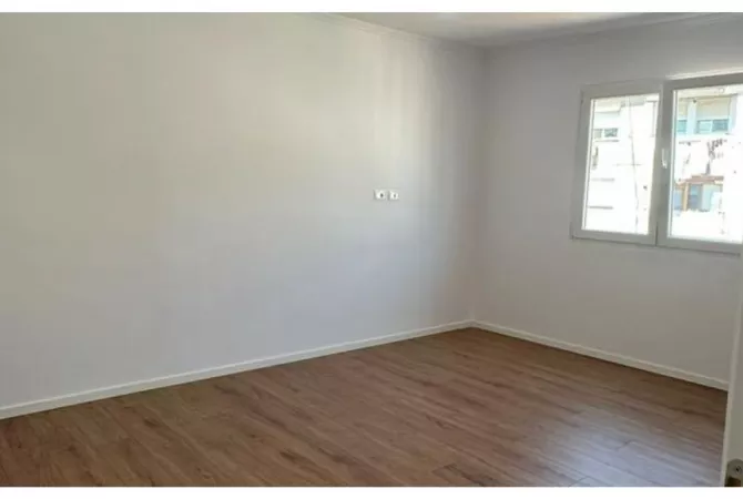 Shtepi ne shitje Apartament ne Tirane, 2+1, Mobilimi Bosh, pa mobiluar, Pagesa 129,000  Euro.